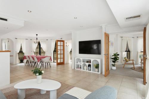 Sorrento House | Entire Home Steps to Sorrento Beach