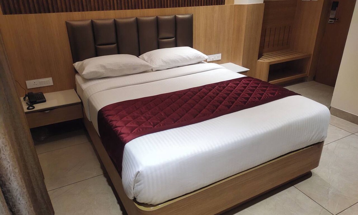 Madurai Hotel | Fabulous 3-bedroom hotel with AC in Anuppanadi