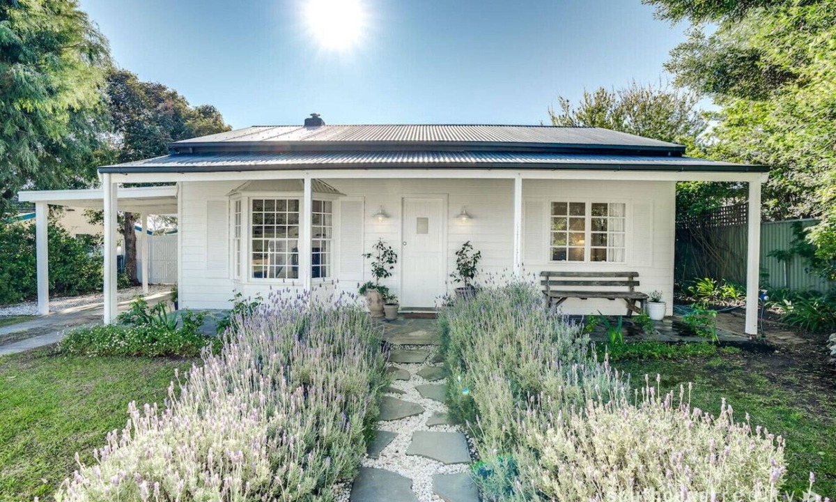 McCracken Cottage | Fisherman’s Cottage - c1945 cottage by the sea