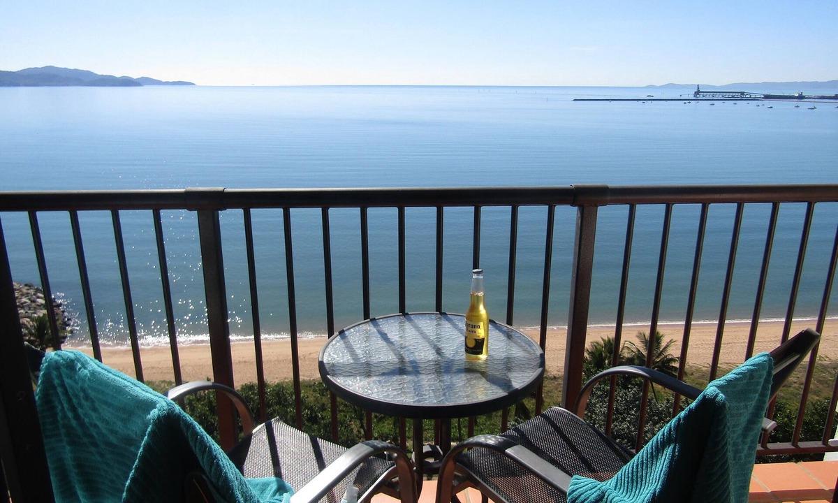 North Ward Apartment | For work or play top floor amazing views Free WiFi Foxtel weekly service.