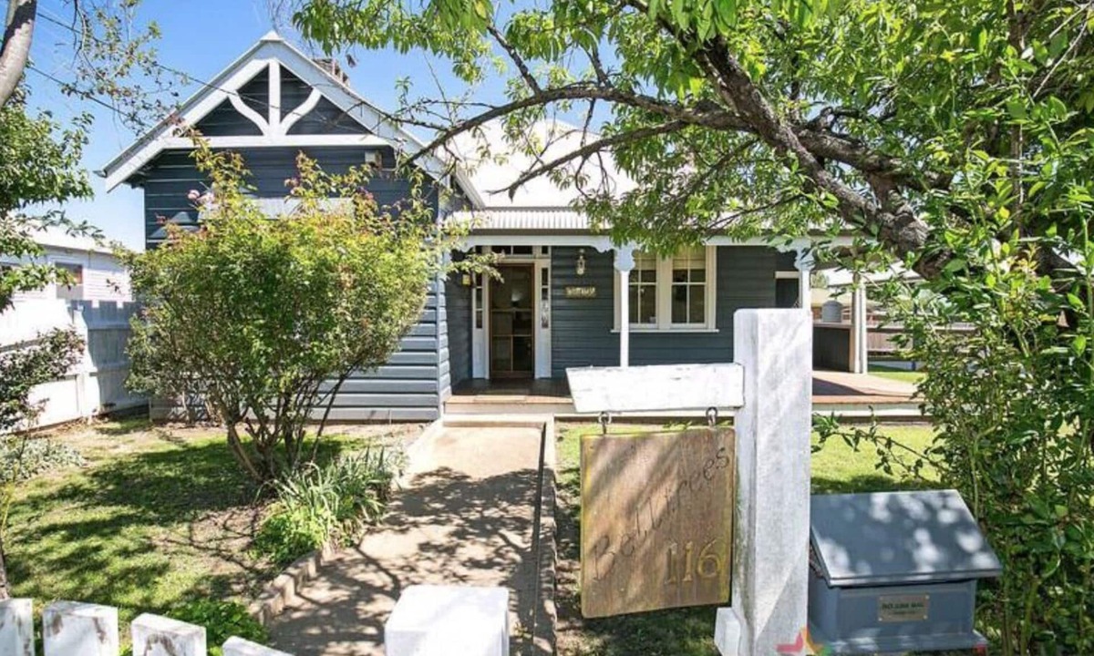 Armidale House | Fully equipped, centrally located and close to Armidale Hospital