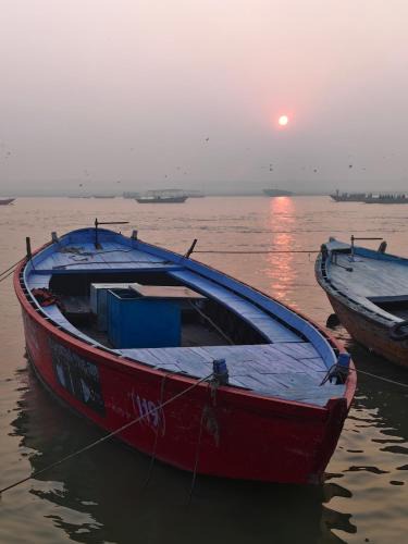 Varanasi Boat Rental | GANGA PUTRA BoAt SERVICE