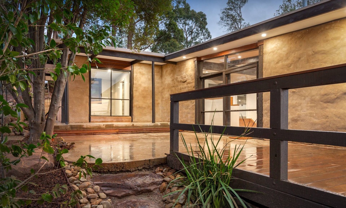 Gembrook House | Gembrook Views nUnique and recently renovated 2br mudbrick house
