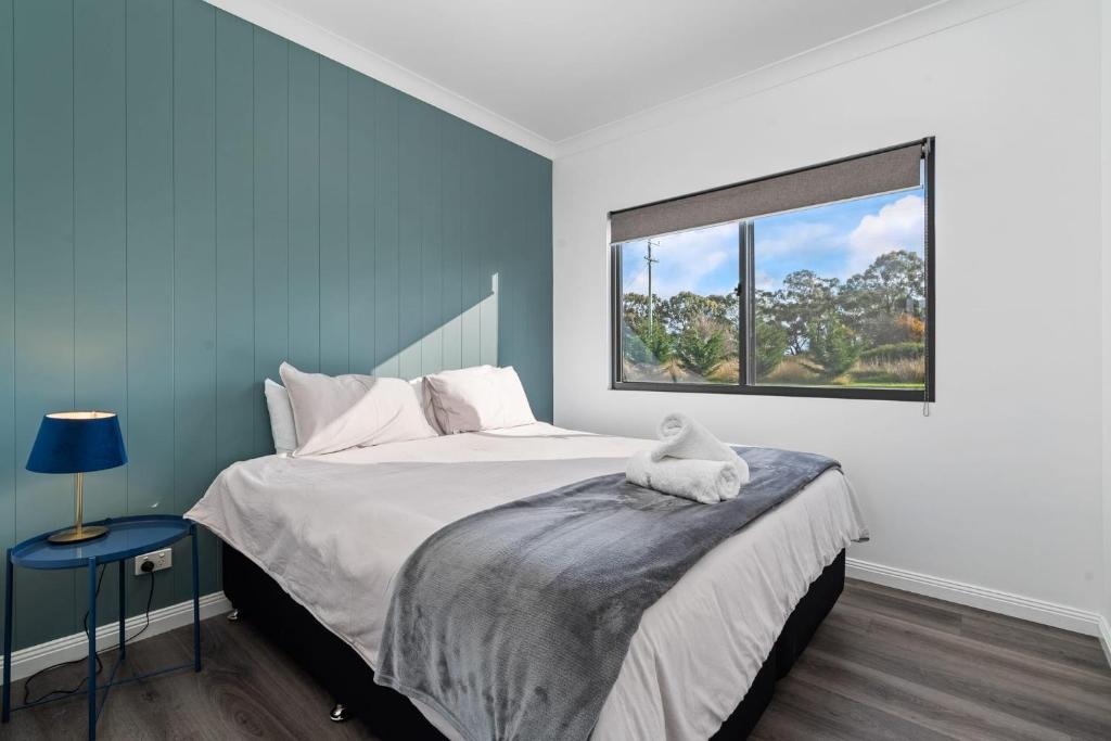Forest Reefs House | Glenowrie Cottage - 2 King Beds - Close to Cadia
