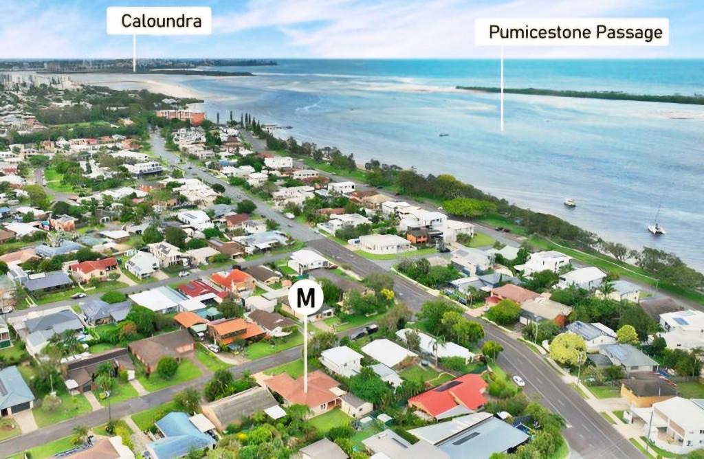 Golden Beach House | Golden Beach Escape | Walk to Beach & Pumicestone Passage