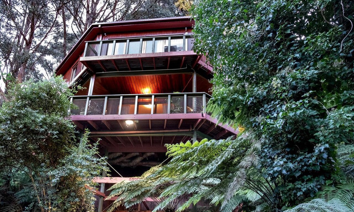 Kalorama Cabin | Gorgeous Octagonal Tree House Rental for a Unique Dandenong Ranges Accommodation near Melbourne
