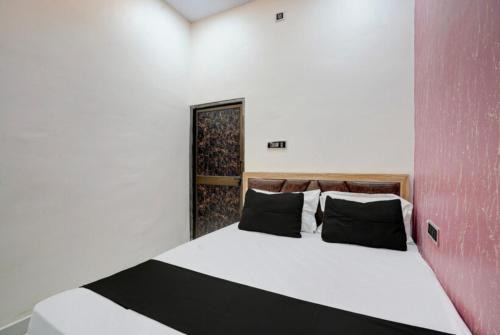 Varanasi Hotel | Goroomgo Vrrinda Residency Varanasi - Perfect location with comfortable Room
