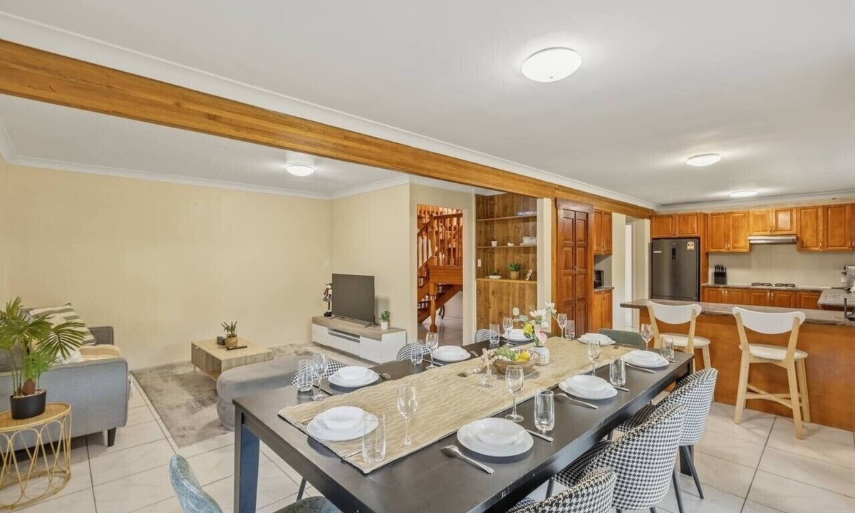 Robertson House | Great Value 5BR Group Home | Near M3 & Asian Food