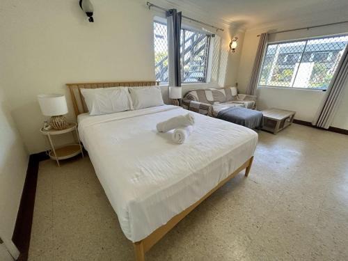 Robertson House | Great Value Stay in Robertson 5 mins to Shops