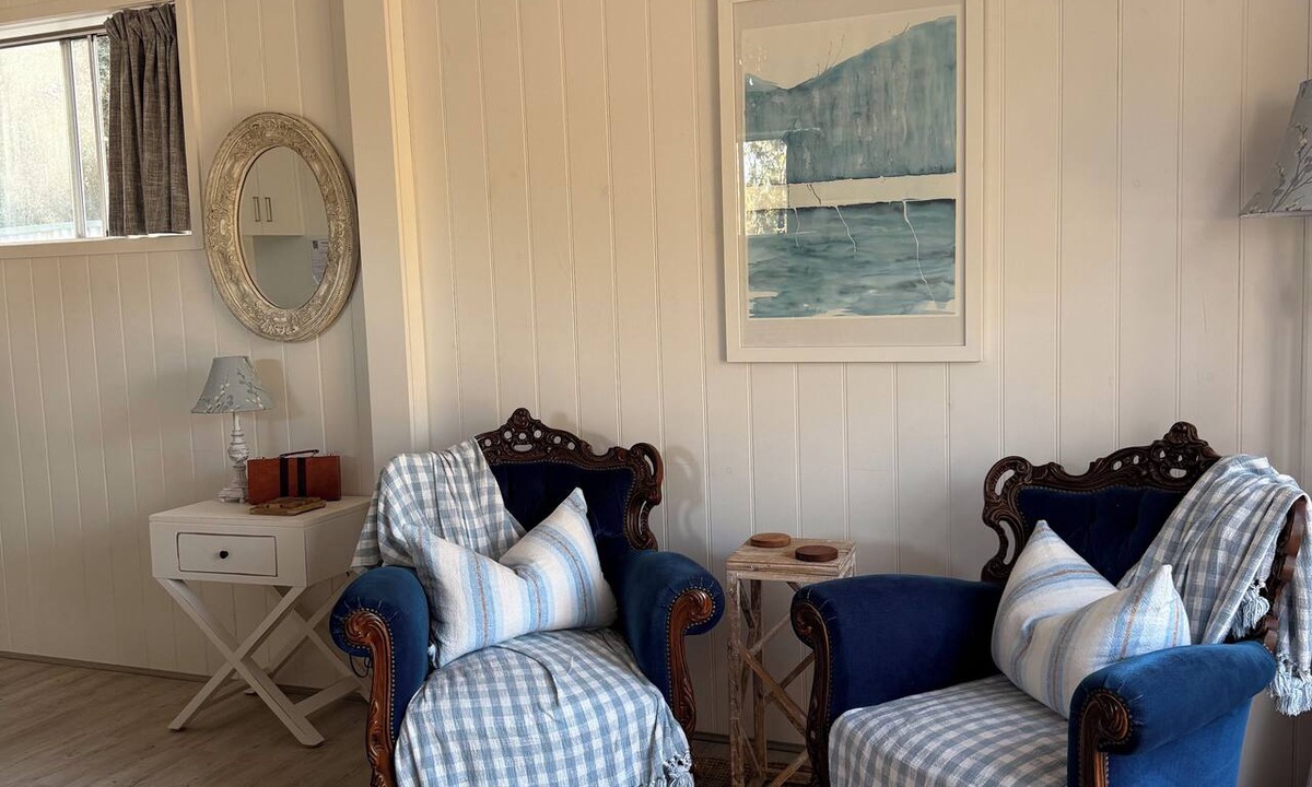 Strathalbyn Apartment | Hamptons style, studio retreat with light continental breakfast included