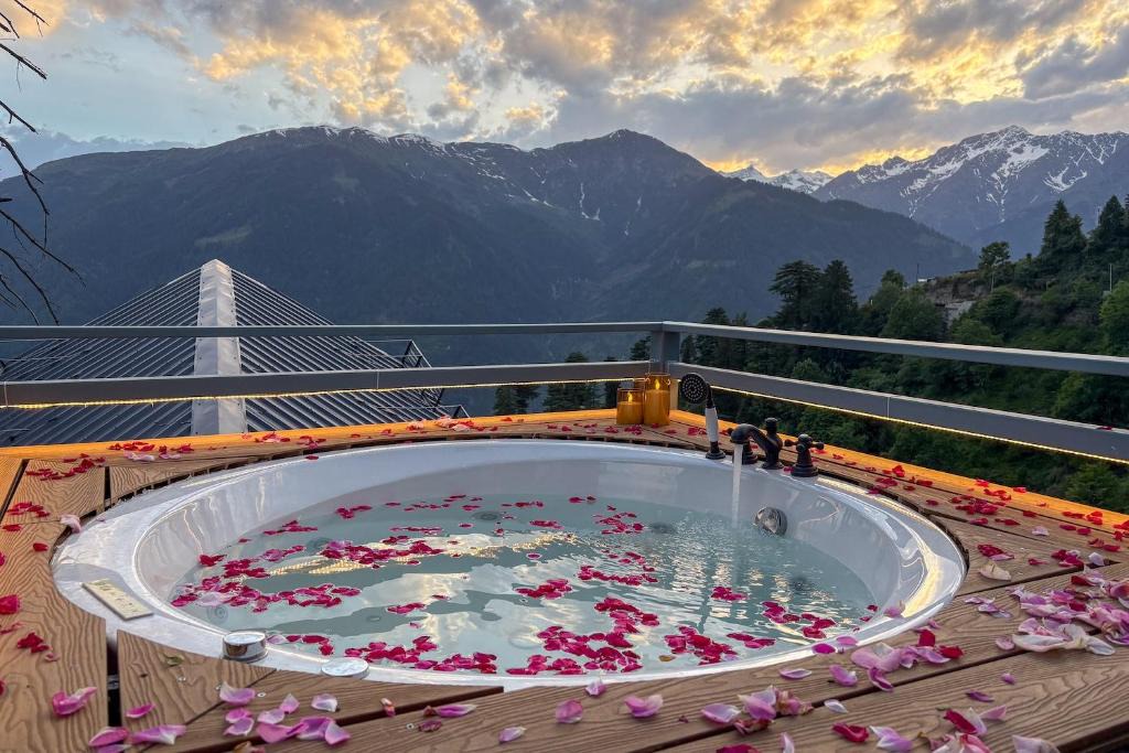 Manali Resort | Hamta 270 Cliff Resort - 270 Degree Mountain View Suites, Sethan Manali