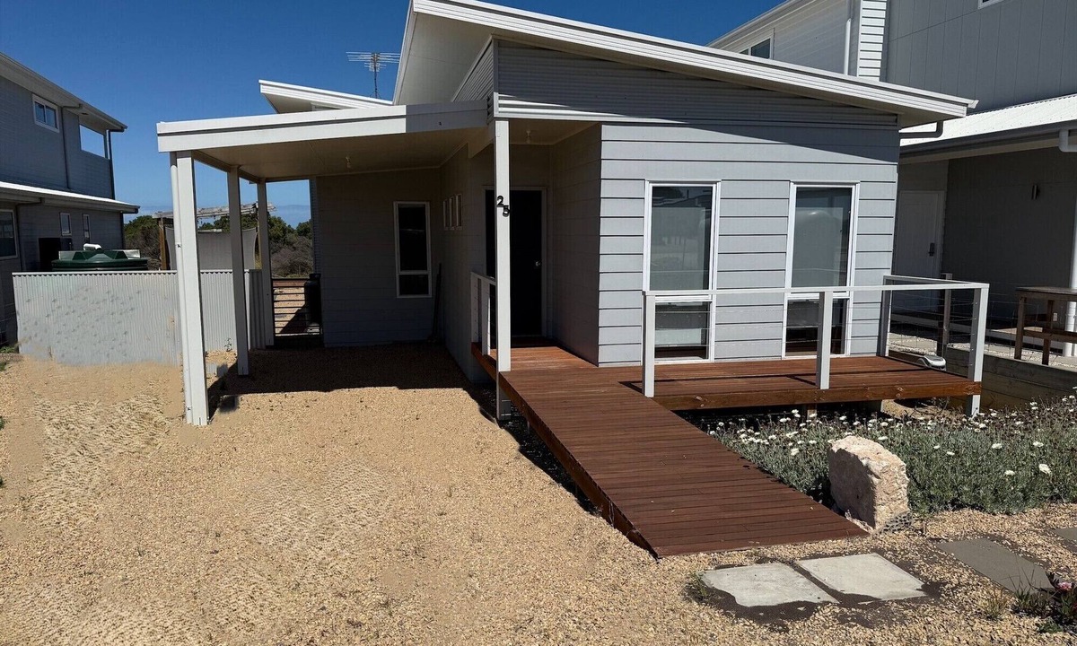 Muloowurtie House | Harry's Beach House - Beachfront! Off Peak special available! Free WiFi!