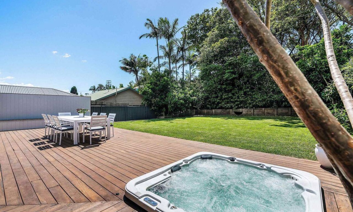 Forresters Beach House | Heated Spa Lodge. Forresters Beach. Sleeps 12