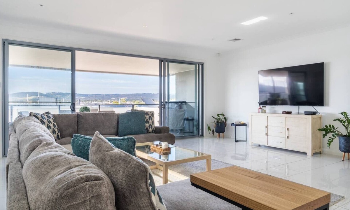 Safety Beach House | Helm House A Contemporary Coastal Group Retreat
