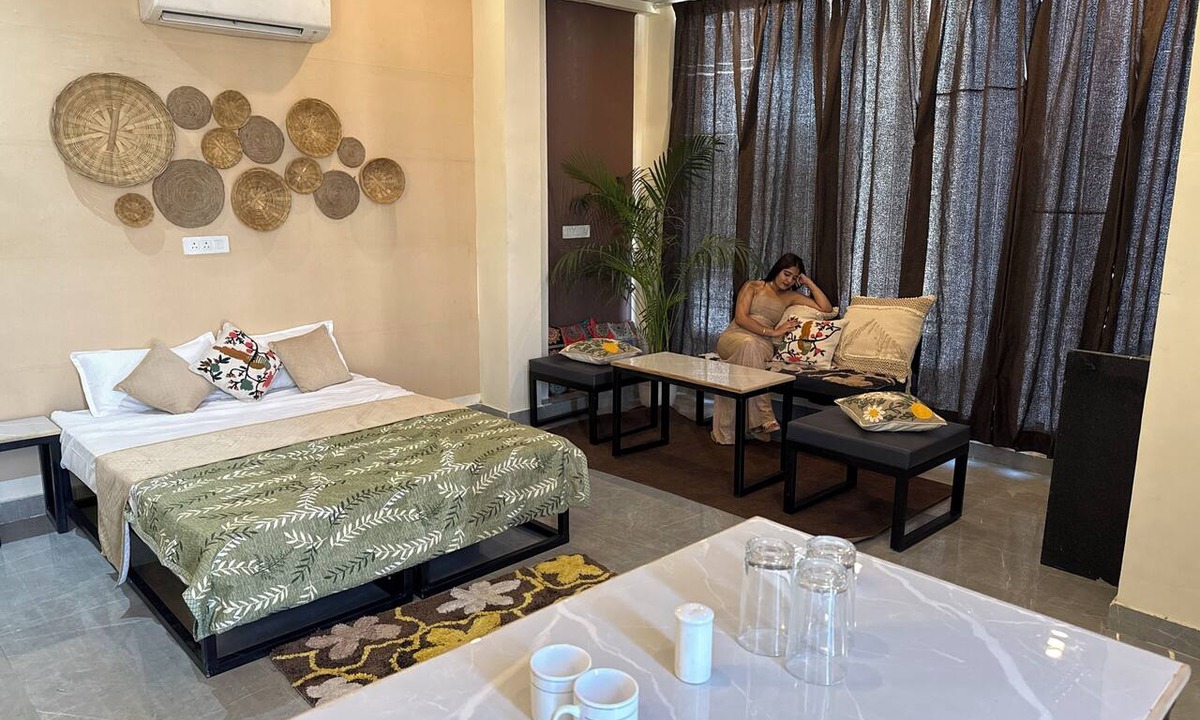 Mansarovar Apartment | High table | The Yak | City Park | Mansarovar
