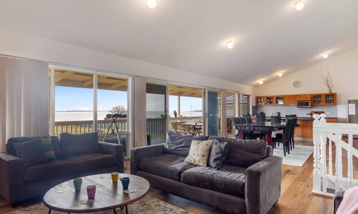 Nangkita House | Hindmarsh Hideaway-—Waterfront Pet-friendly Living