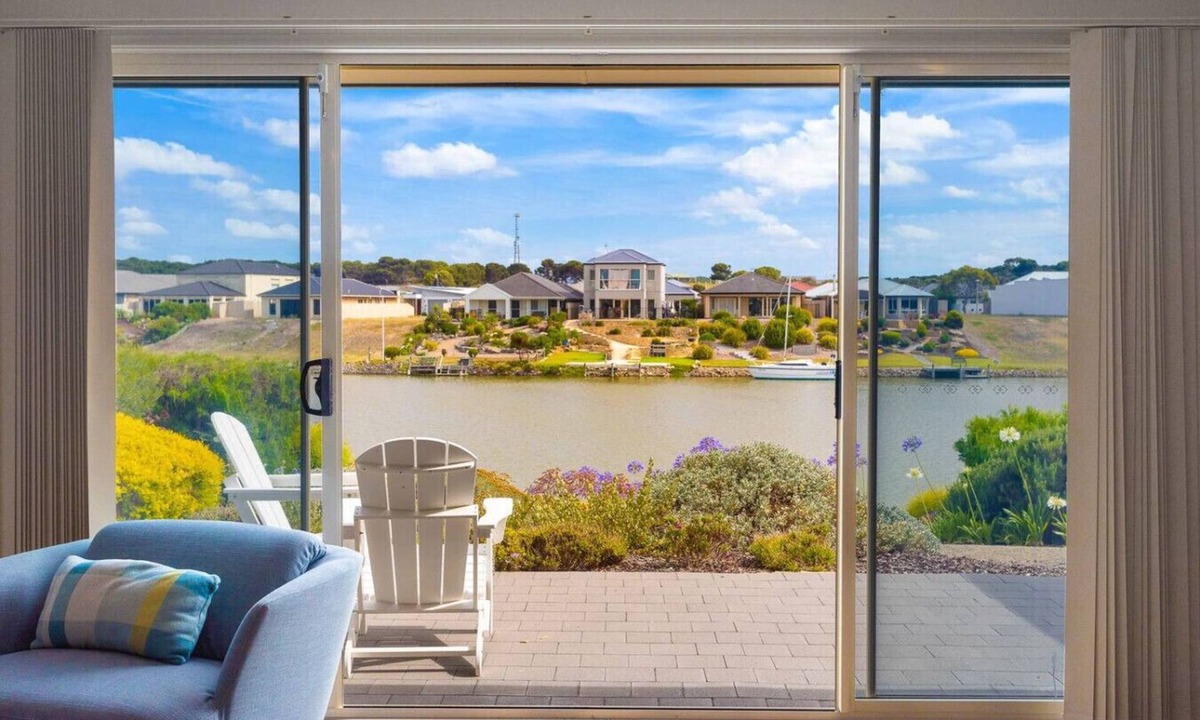Nangkita House | Hindmarsh Island - Pelicans on Parade