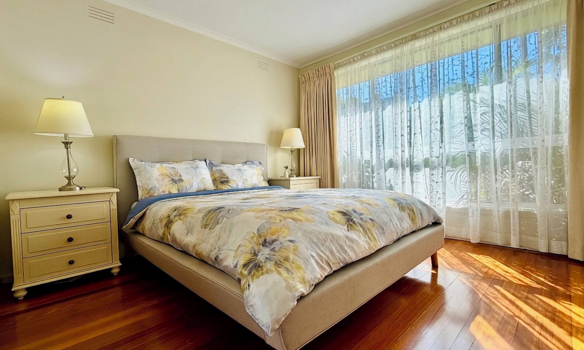 Doncaster House | Home in Doncaster with Gardens, Near Shops & Transport