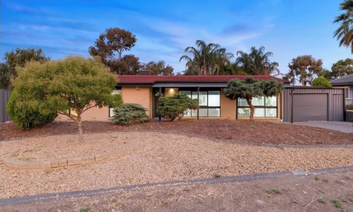 Surrey Downs House | Home on Carob is within walking distance to pub, local shopping centre, bus stop