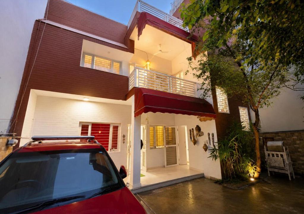 Sainik Farm Apartment | Homlee-White House-3BHK-Parking-Max Hospital-Saket