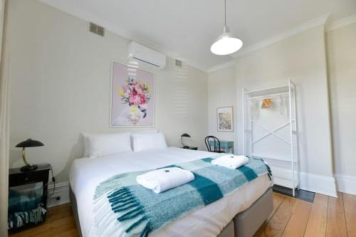 Bathurst Apartment | Hope St Cottage I - Historic Haven, Mountain Views