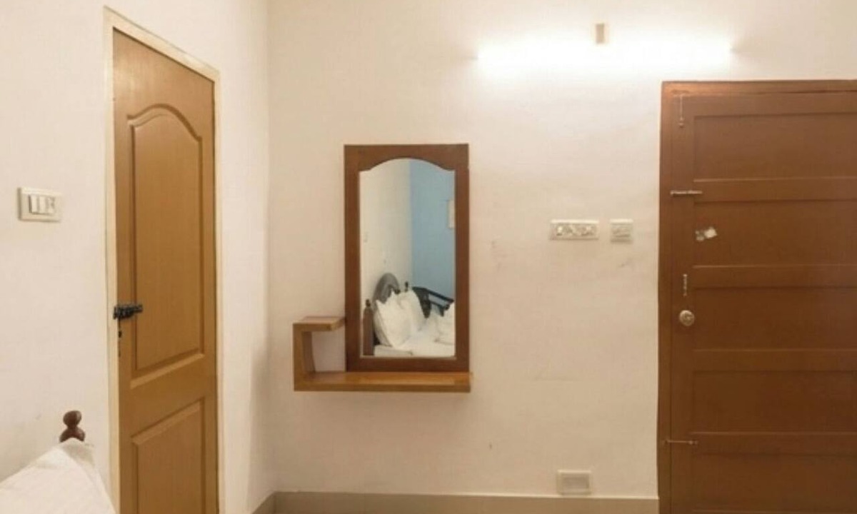 University of Kerala Senate House Campus Hotel | Hotel MAJESTIC INN PALAYAM