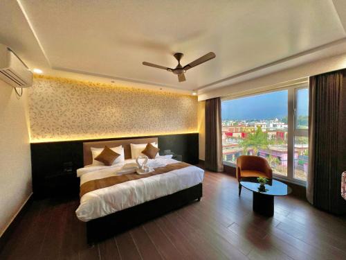 Lansdowne Hotel | Hotel Mango Groves