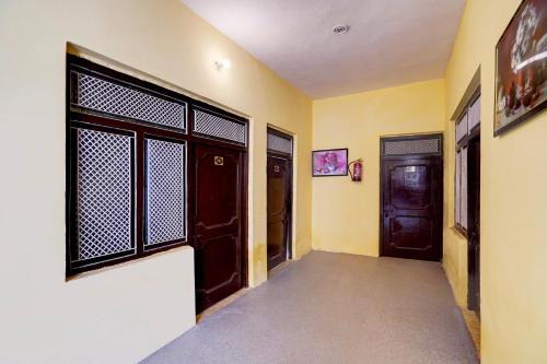 Dadri Hotel | Hotel O Vrindavan guest house