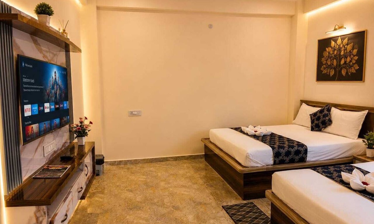 Sarnath Hotel | Hotel The Raveera Inn