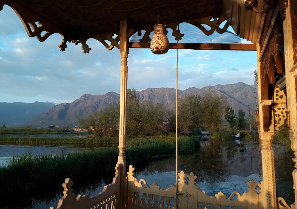 Dal Lake Boat Rental | Houseboat Stay