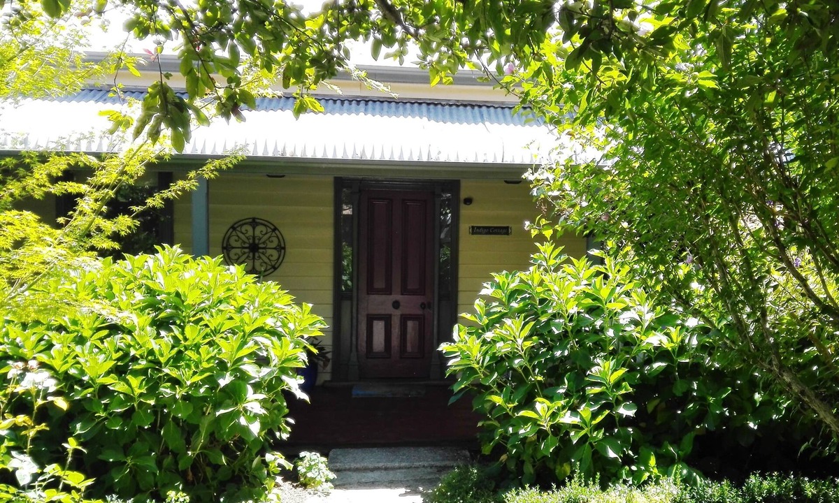 Beechworth House | Indigo Cottage:Warm and cosy, open fire. Lockable bike storage and pet friendly.