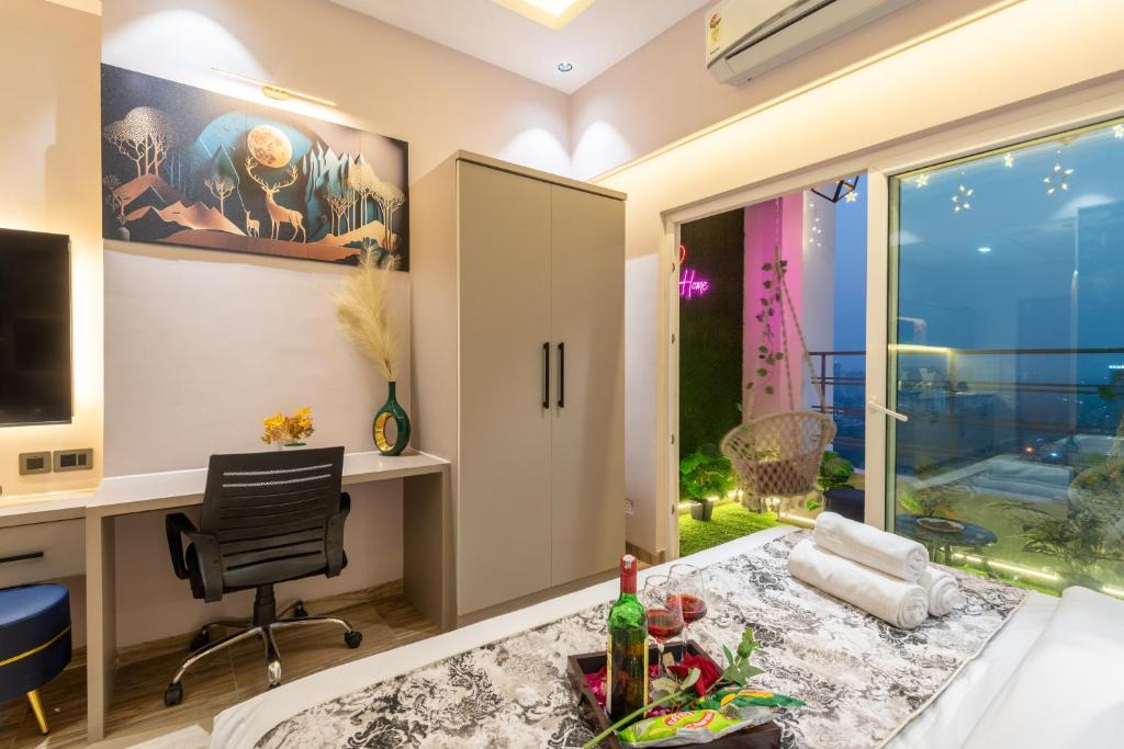 Greater Noida Apartment | Jacuzzi & Big Screen By Buddies Home