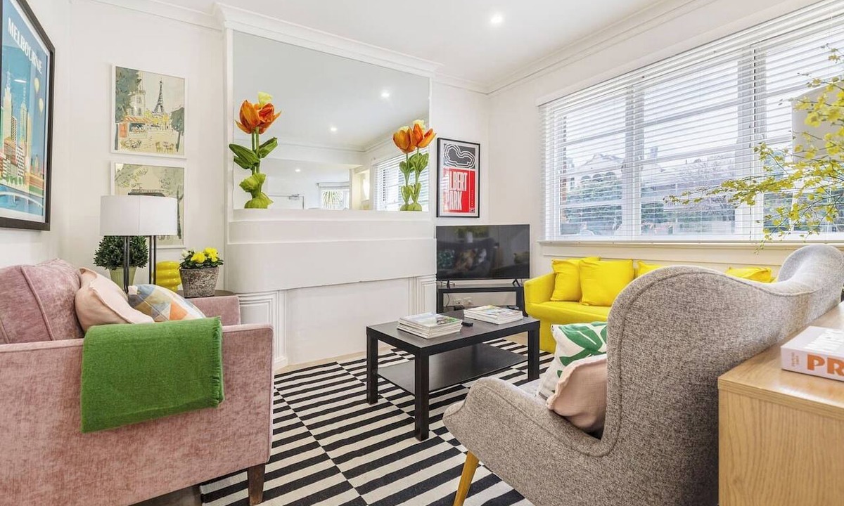 South Melbourne Apartment | Lakeside Glow Stylish Retreat near Beach and Markets