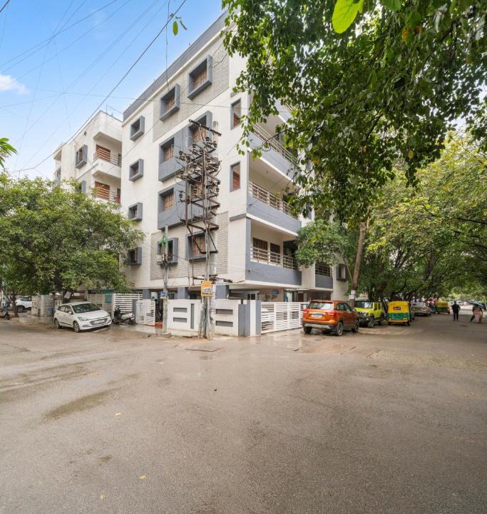 Koramangala Apartment | Lakeside Grand 302 with Wifi and lift, Non AC
