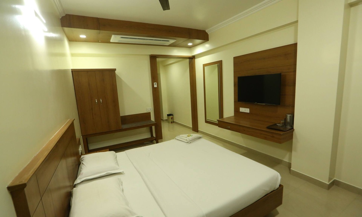 Gopalapuram Hotel | Legends Inn