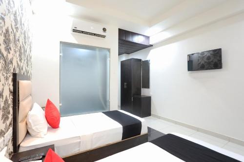 Meerut Hotel | Live on MRT736