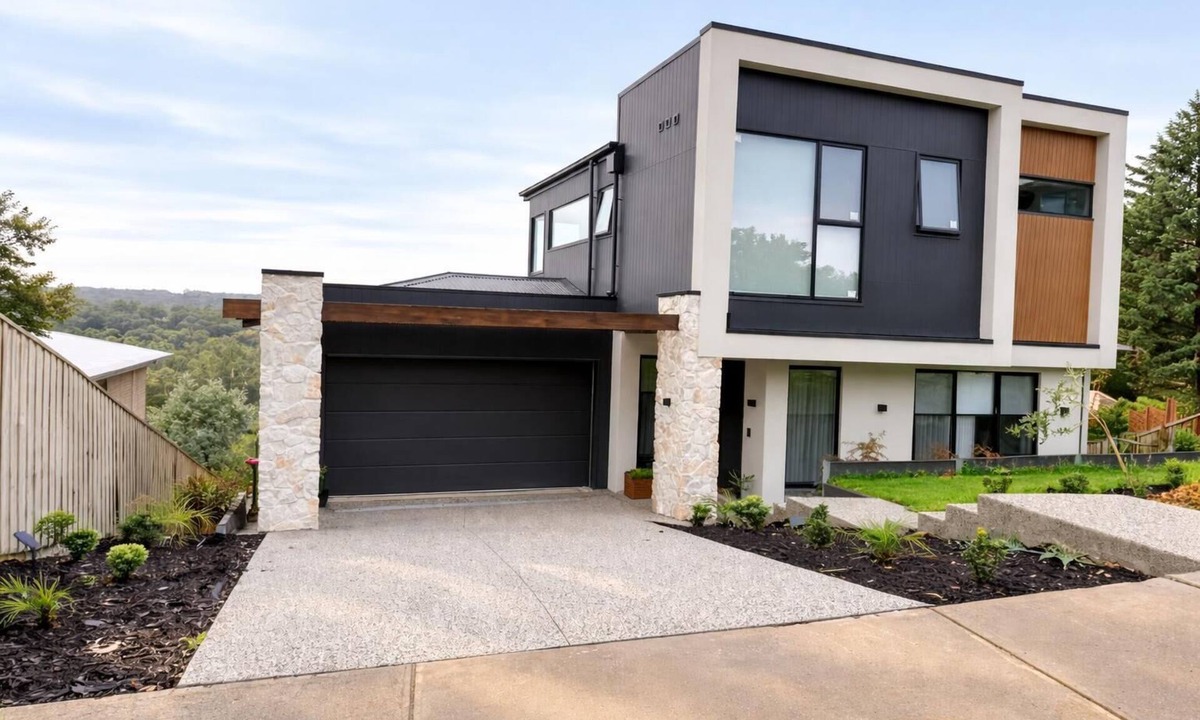 Eltham North House | Luxury Hillside Escape | Scenic Views & Cosy Stay