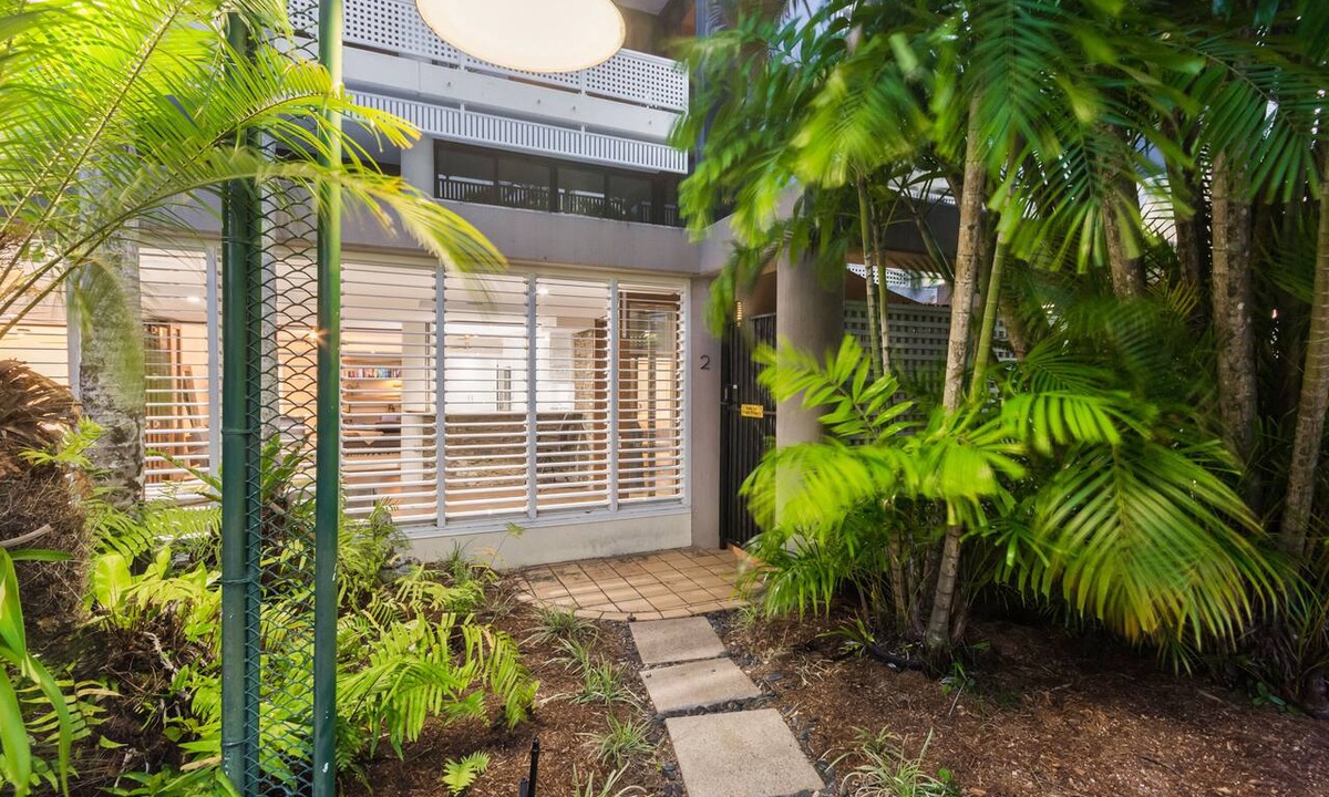 Cairns North Apartment | Luxury Pool Side Apartment in Beachfront Resort