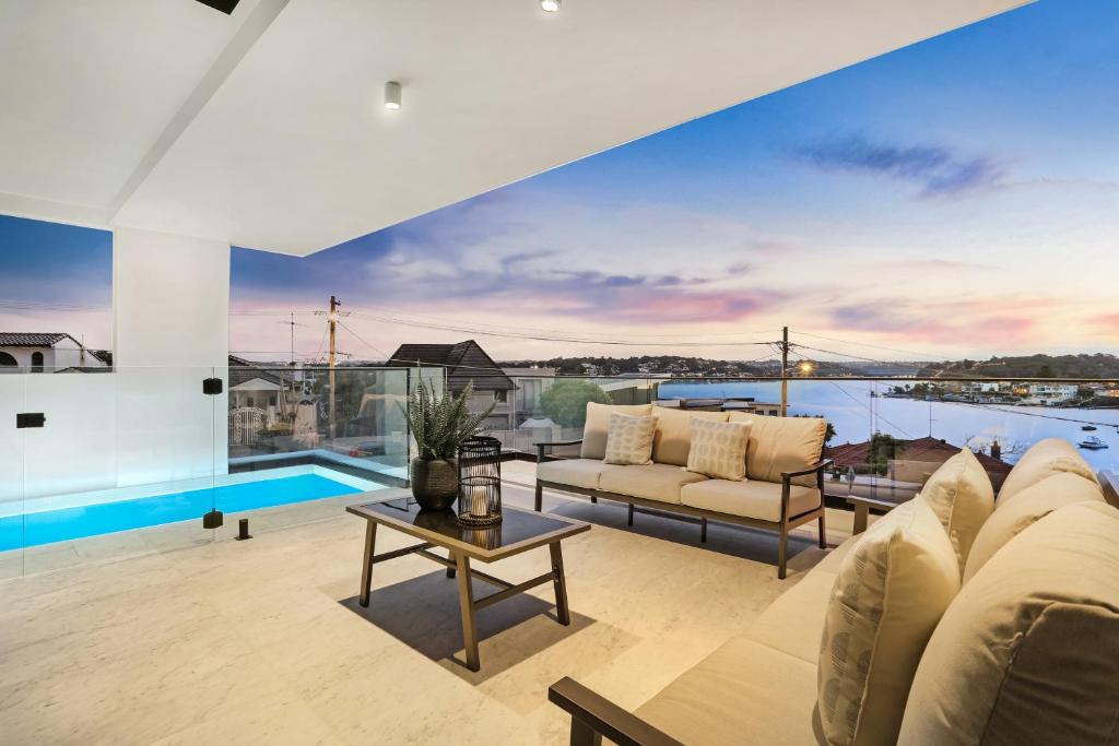 Kyle Bay House | Luxury Waterside Home