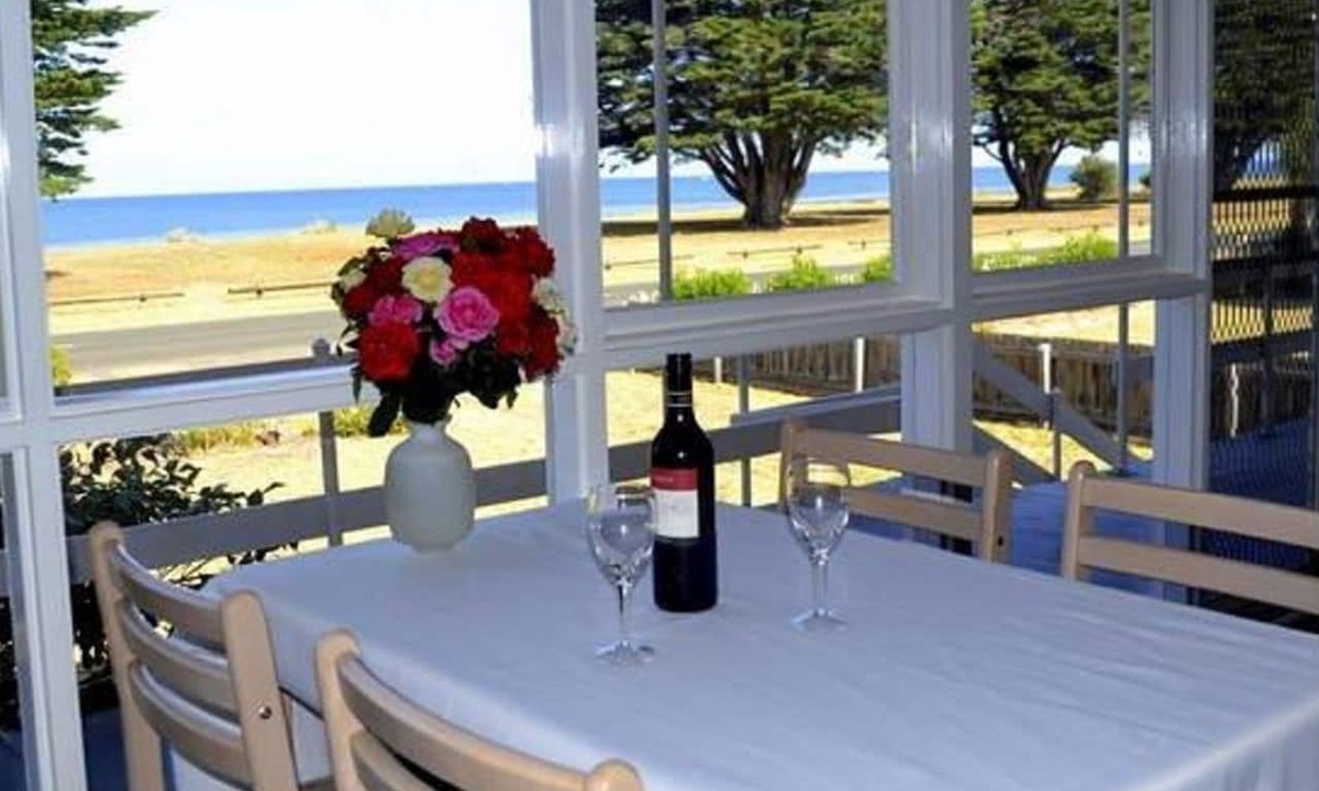 St Leonards Cottage | Majestic waterfront views BBQ fishing beach wineries