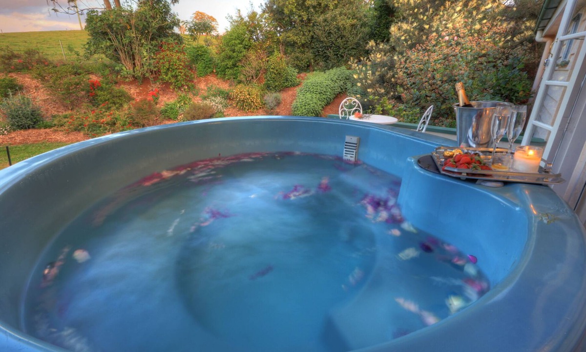Maleny Cottage | Maleny self contained Cottage & outdoor spa, walk to village cafes & restaurants