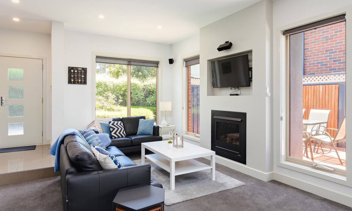 Mentone House | Mentone Abode Pet Friendly with Garden and BBQ