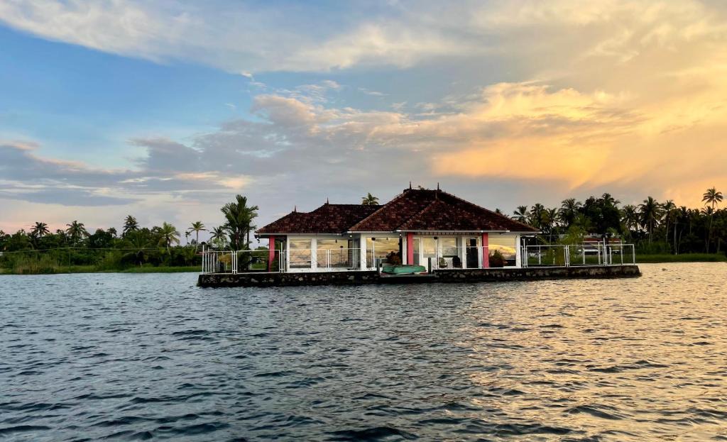 Alappuzha Resort | MIRAS PMC Lakeshore Resort