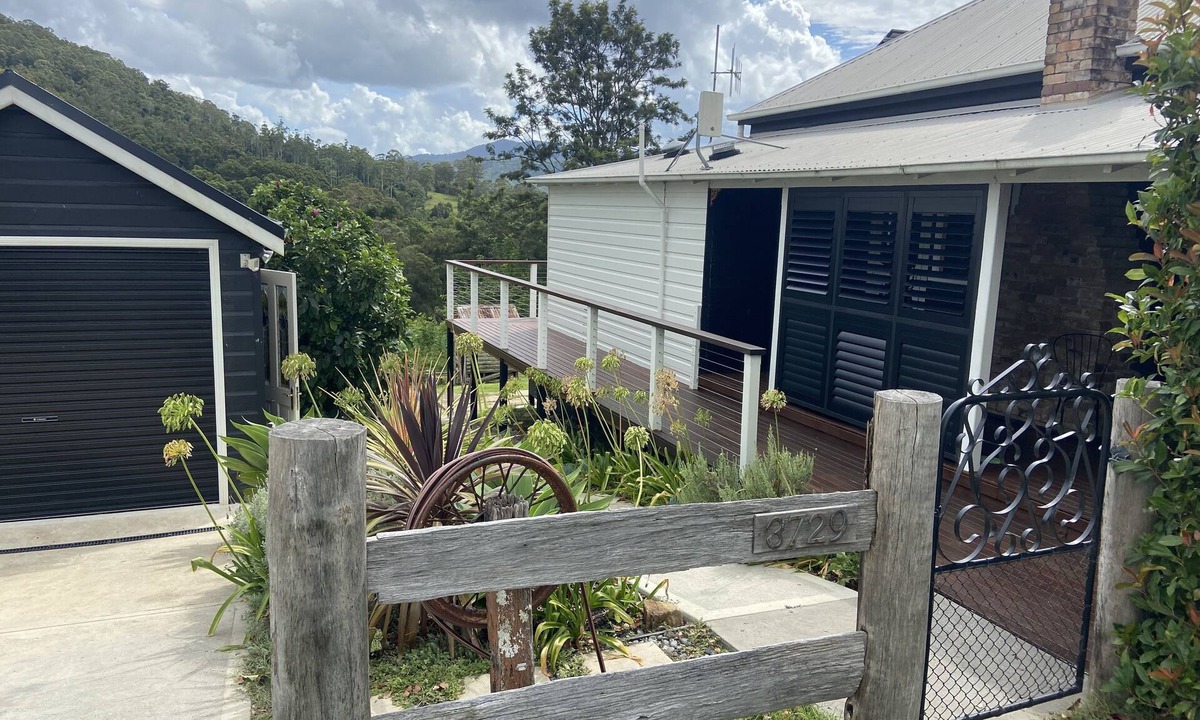 Krambach House | Misty Mountain 2br Cottage with large entertaining deck Krambach Mountain