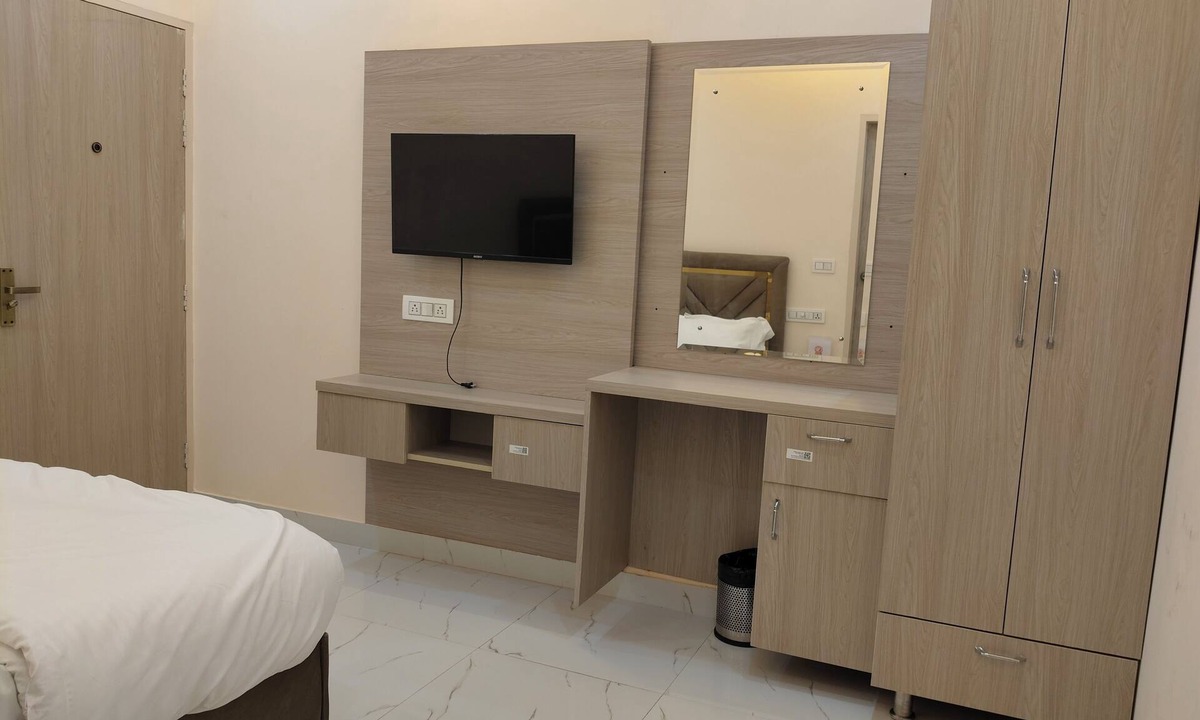 Palanpur Hotel | Modest Rooms by LIBRA