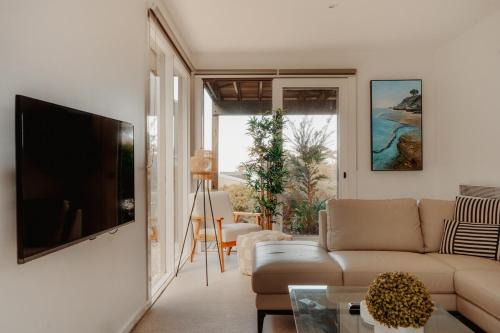 Lorne House | OCEAN VIEW Coastal 3 BEDROOM Retreat in Lorne - Balcony, Fireplace, Free WiFi Warm Coastal Charm