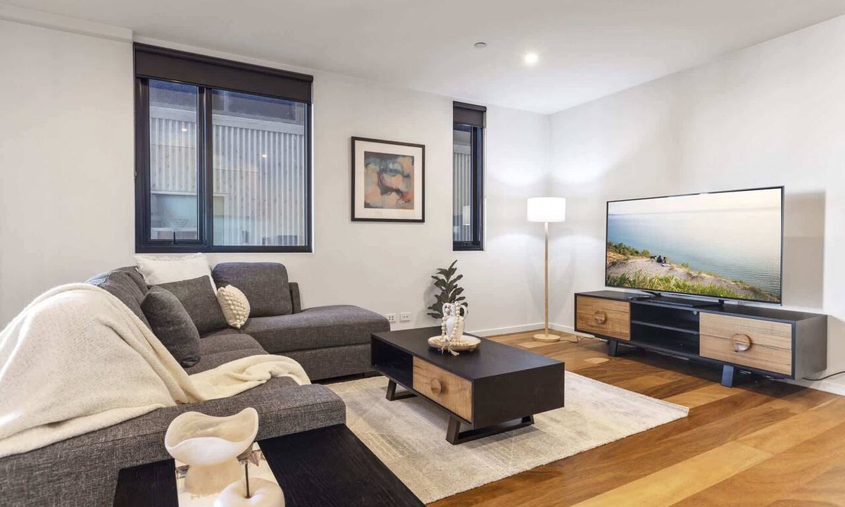 Geelong Apartment | Oceanfront 2-Bed With Balcony & Study Nook
