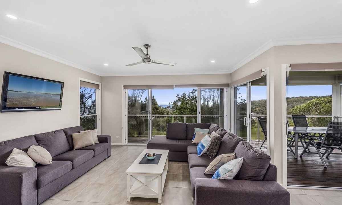 Arrawarra Headland House | Oceanview Beachfront - 11B Fuller St