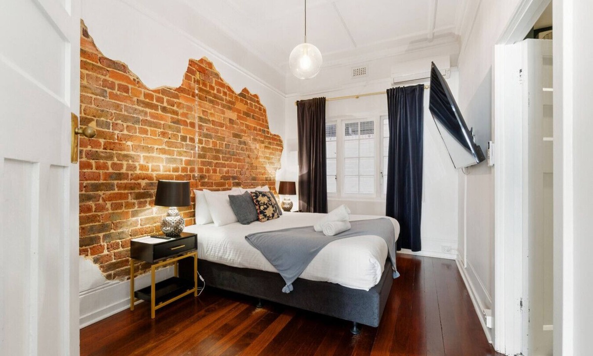 West Perth Apartment | Old English Inspired 1BR Apartment