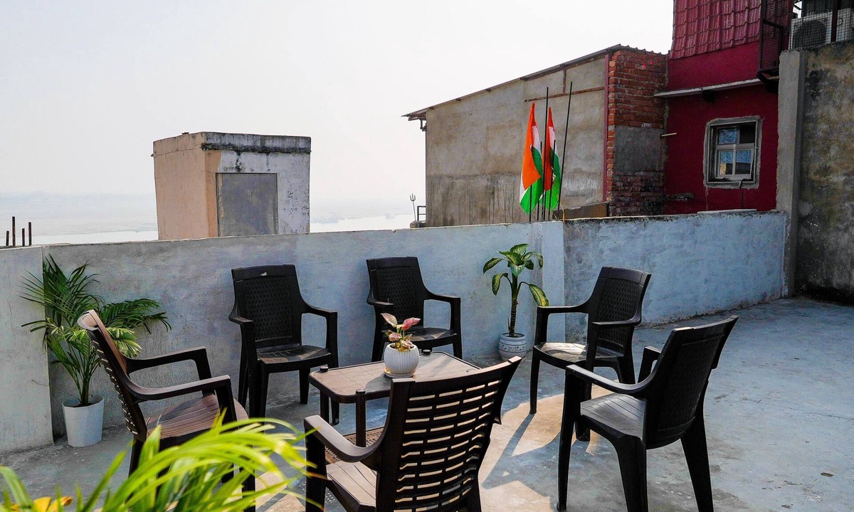 Varanasi Apartment | Om Paramhans Luxury Homestay : A short walk to the Brahma ghat